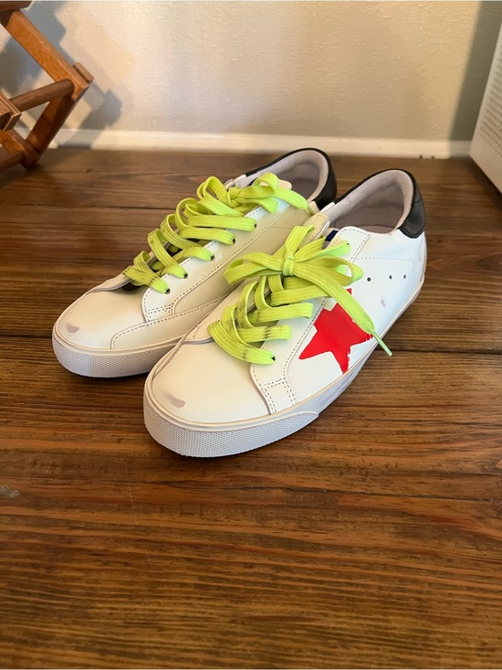 ggdページ GGDB | Shoes | White Sneakers With Neon Yellow Laces And Red Star